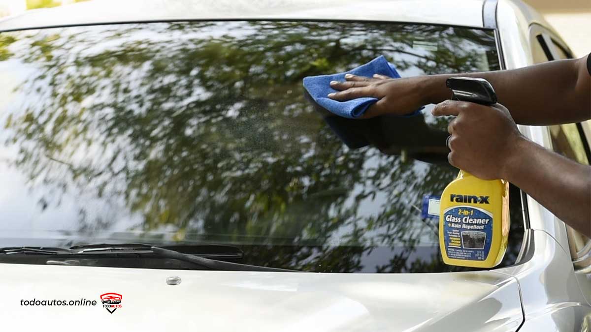 Repele la lluvia al causar que el agua se acumule y se disipe